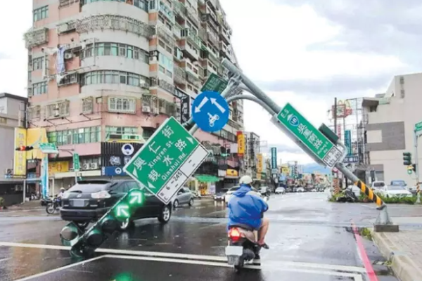 தைவானை புரட்டிப்போட்ட போடூல் புயல்; 400 விமானங்கள் ரத்து | Typhoon Bodol Hits Taiwan 400 Flights Cancelled