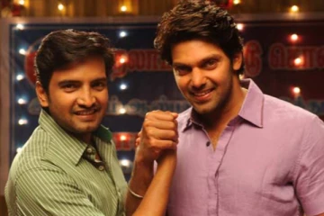 நடிகர் ஆர்யாவின் செயலால் கண்கலங்கிய சந்தானம்!