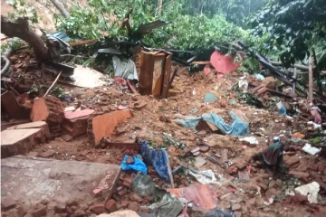 கேகாலையில் மண்மேடு சரிவில் சிக்கி மூவர் பலி - வெளியாகியது மேலதிக விபரம் (படங்கள் இணைப்பு)