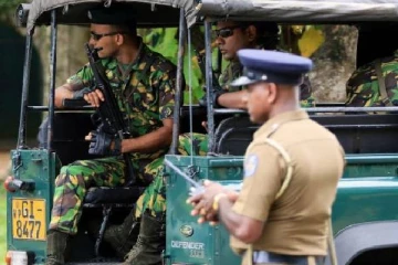 பெண்ணுடன்  சேர்ந்து ஹெரோயின் பொதியிட்ட பொலிஸ் அதிகாரி!