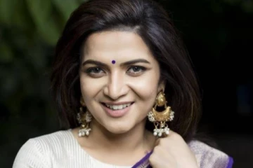 இரண்டு மூன்று லவ் இருந்தா ஓகே தான்.. தொகுப்பாளினி டிடி இப்படி சொல்லிட்டாரே!!