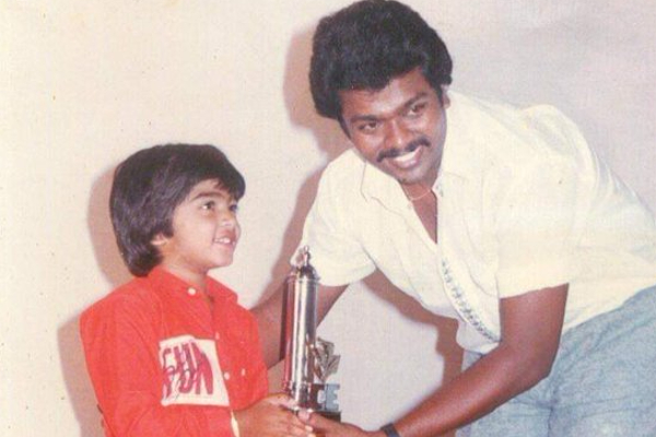 இந்த புகைப்படத்தில் பார்த்திபனுடன் இருக்கும் நட்சத்திரம் யார் தெரியுமா.. இதோ பாருங்க | Silambasan Childhood Viral Photo