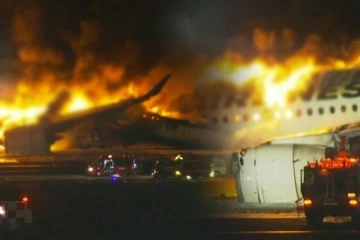 ஓடுதளத்தில் திடீரென பற்றி எரிந்த விமானம்: ஜப்பான் விமான நிலையத்தில் பதற்றம்(காணொளி)