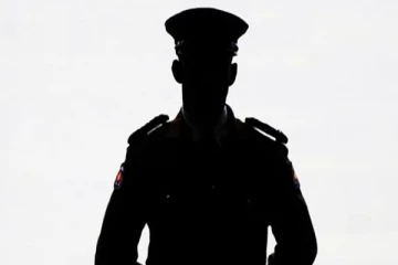 மது போதையில் கடமையிலிருந்த அதிகாரிகளை தாக்கிய காவல்துறை உத்தியோகத்தர்!