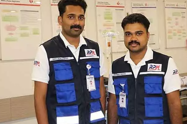 35 ஆயிரம் அடி உயரத்தில் பயணிக்கு மாரடைப்பு; கடவுளாக வந்து காப்பாற்றிய கேரள இளைஞர்கள் | Kerala Nurses Saves Passenger S Life Mid Air 35 ஆயிரம் அடி உயரத்தில் பயணிக்கு மாரடைப்பு; கடவுளாக வந்து காப்பாற்றிய கேரள இளைஞர்கள் | Kerala Nurses Saves Passenger S Life Mid Air