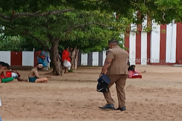 நல்லூர் ஆலய வளாகத்தினுள் பொலிஸ் அதிகாரி செயலால் பக்தர்கள் விசனம் | Shocking Act By A Police Officer Inside The Nallur