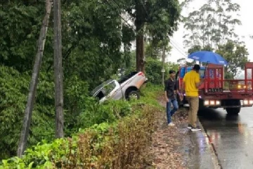 கனமழையுடனான பனிமூட்டம்; பள்ளத்தில் கவிழ்ந்த கெப்ரக வாகனம்