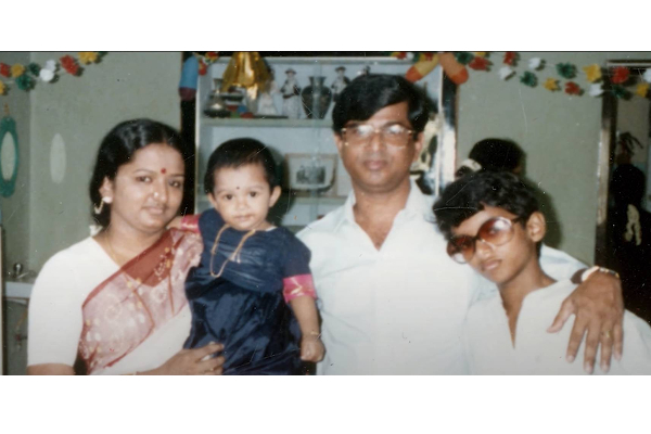 தளபதி விஜய் தனது தங்கை மற்றும் குடும்பத்துடன் இருக்கும் அன்ஸீன் புகைப்படம், இதோ... | Thalapathy Vijay With Sister Vidhya Unseen தளபதி விஜய் தனது தங்கை மற்றும் குடும்பத்துடன் இருக்கும் அன்ஸீன் புகைப்படம், இதோ... | Thalapathy Vijay With Sister Vidhya Unseen