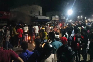 ஏறாவூர் பகுதியில் பதற்றம் - பொலிஸார் கண்ணீர் புகை பிரயோகம் (VIDEO)