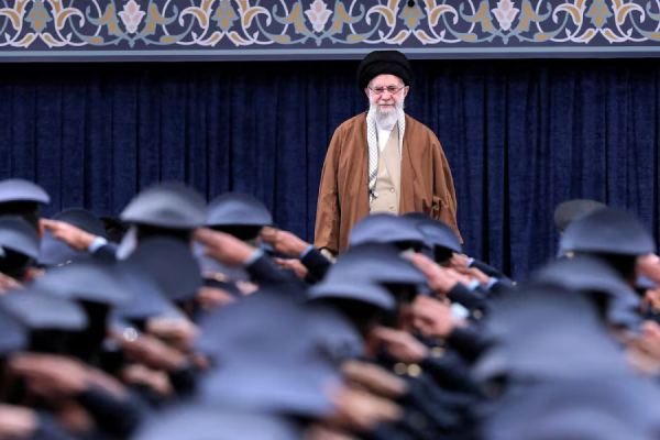 ஈரானை சுற்றிவளைத்த அமெரிக்கா! சுரங்கத்துக்குள் பதுங்கிய கமேனி | Us Iran Tensions Khamenei Moves To Bunker