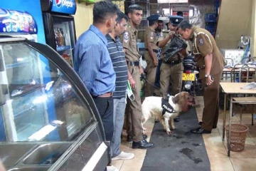 ගම්පොළ හෝටලයක උඩු මහලේ සිදු කළ ජරමරේ. අටක් පොලිසියට කොටුවෙයි. (PHOTOS)