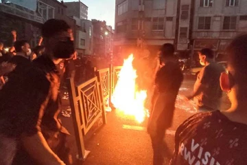 தொடரும் ஹிஜாப் எதிர்ப்பு போராட்டம்: இருவரை தூக்கிலிட்ட ஈரான்