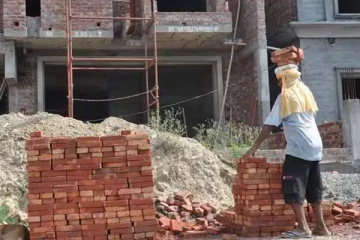 கட்டிடத்தில் இருந்து கீழே விழுந்து நபர் ஒருவர் உயிரிழப்பு