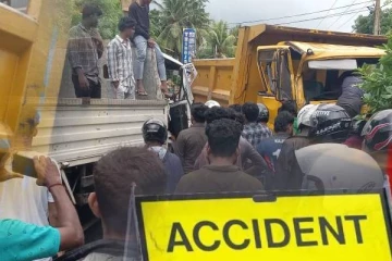 யாழில் நேருக்கு நேர் மோதிய இரு வாகனங்கள்: பாடசாலைக்கு அருகில் ஏற்பட்ட பாரிய விபத்து(படங்கள்)