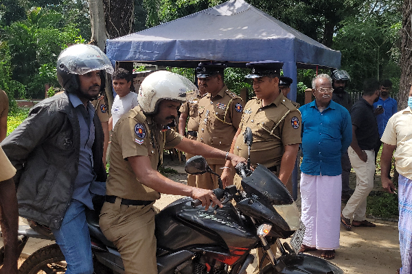 வவுனியாவில் முன்னாள் போராளி பிணையில் விடுதலை: தொடரும் பொலிஸாரின் அராஜகம் (Photos) | Vavuniya Police Arrested Tamil In Vavunya