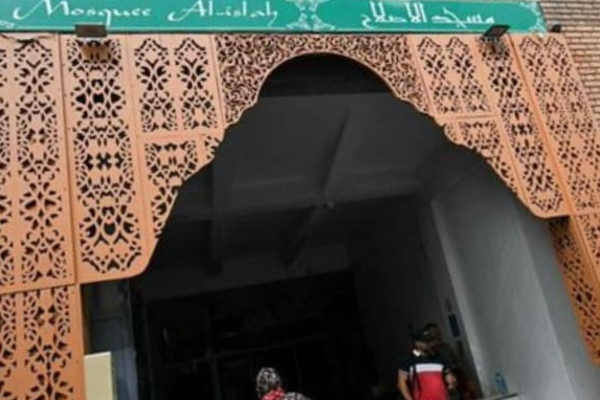 பிரான்சில் மசூதிகள் முன் அருவருக்கத்தக்க செயல்களை செய்தவர்கள் வெளிநாடொன்றில் கைது | 11 Arrested For Placign Pig Head In France Mosques