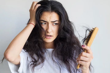 உங்களுக்கு கொத்து கொத்தா முடி கொட்டுதா? இதனை தடுக்க என்ன செய்யலாம்?