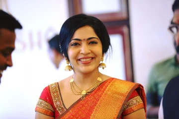 பிரபலம் மெல்லிய கருப்பு நிற புடவையில் விஜய் டிவி தொகுப்பாளினி ரம்யா - அழகில் ஹீரோயின்களை மிஞ்சிவிட்டாரே