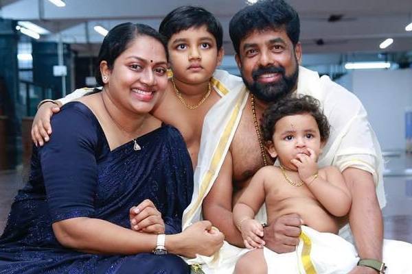 திருப்பாச்சி படத்தில் விஜய்க்கு தங்கையாக நடித்த நடிகையா இது? அடையாளமே தெரியலயே! | Thirupachi Movie Vijay Sister Mallika Family Photo