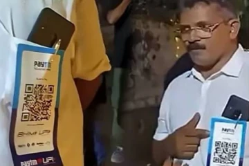 திருமணத்தில் மொய் வசூலிக்க சட்டையில் QR Codeஐ ஒட்டிய தந்தை- வைரல் வீடியோ