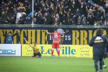 இவர்தான் மின்னல் வீரர்.. ஒரே உதையில் கோல் அடித்த கோல் கீப்பர்! வைரலான வீடியோ