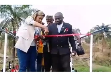 காங்கோவில் திறப்பு விழாவில் ரிப்பன் வெட்டியவுடன் இடிந்து விழுந்த பாலம் - வைரல் வீடியோ