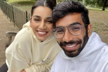 மனைவியுடன் இருக்கும் புகைப்படத்தை வெளியிட்ட இந்திய அணி நட்சத்திர வீரர் பும்ரா! விமர்சித்த ரசிகர்கள்... காரணம் இதுதான்