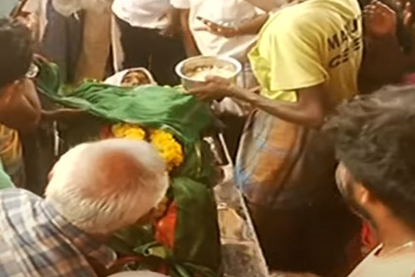 புத்தகங்களுடன் புதைக்கப்பட்ட ஸ்ரீமதியின் உடல்! மகளின் உயிரை பறித்தது 7 பேர்... அதிர வைத்த தந்தை | Srimathis Father Accused 7 India News