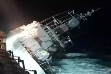 நூற்றுக்கும் மேற்பட்ட கடற்படை வீரர்களுடன் கடலில் மூழ்கிய கப்பல் - உலக செய்திகளின் தொகுப்பு