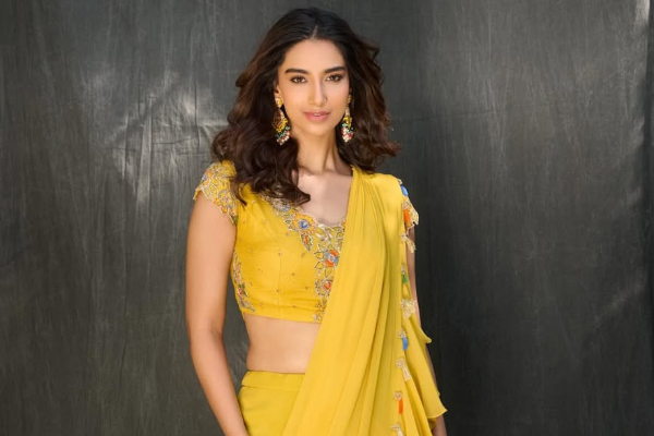 சேலையில் மயக்கும் லுக்!! நடிகை மீனாட்சி செளத்ரியின் போட்டோஷூட் கிளிக்ஸ்... | South Actress Meenaakshi Chaudhary Recent Photos