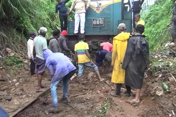 திடீரென இடிந்து விழுந்த குப்பை மேடு - மூன்று மணி நேரமாக தடைப்பட்ட போக்குவரத்து | Sri Lanka Traffic Ban