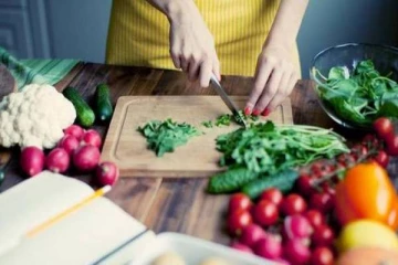 வைரஸ்களில் இருந்து நம்மை காக்க சாப்பிட வேண்டிய உணவுகள்