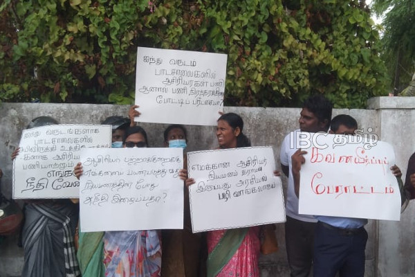 வாழ்வை மீட்க போராட்டத்தில் குதித்த ஆசிரியர்கள்: ஜனவரிக்குள் தீர்வு என ஆளுநர் உறுதி! | Solution For Teachers Strike In North By January