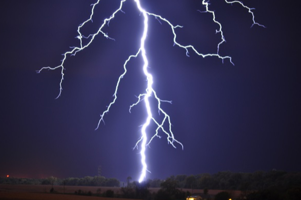 கனடாவில் பெண்ணொருவர் மின்னல் தாக்கி உயிர் பிழைத்த அதிசயம் | Canada Women Survives Being Struck By Lightning