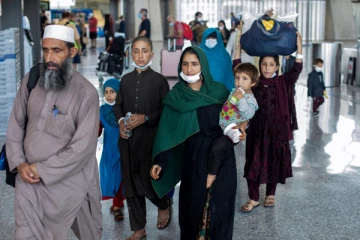 அமெரிக்காவில் குடியேற காத்திருக்கும் 8 லட்சம் மக்கள்: தாலிபான்கள் கட்டுப்பாட்டால் விழிபிதுங்கும் ஆப்கானியர்கள்