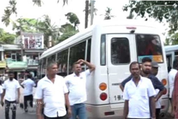 சொகுசு பேருந்து சாரதிகள் பணிப்புறக்கணப்பில் | Luxury Bus Drivers On Duty