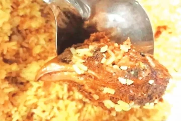 பிரியாணி பார்சல் வாங்கிய பெண்.. உள்ளே கிடந்த தலை - மிரண்டுபோன கஸ்டமர்!