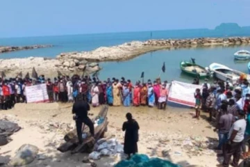 கறுப்பு கொடிகளுடன் கடலில் இறங்கி போராட்டத்தை நடத்திய வடமராட்சி மீனவர்கள்!