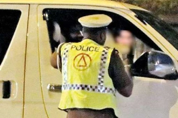 ඕනෑම පොලිස් නිලධාරියෙකුට වාහන නවත්වන්න පුළුවන්
