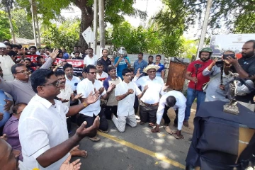 யாழில் நீதிதேவதையின் முன் மண்டியிட்ட சட்டத்தரணிகள்!