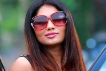 மாடர்ன் உடையில் ராயலாக வந்த ஜுலி! இது சும்மா ட்ரைலர்தானாம்