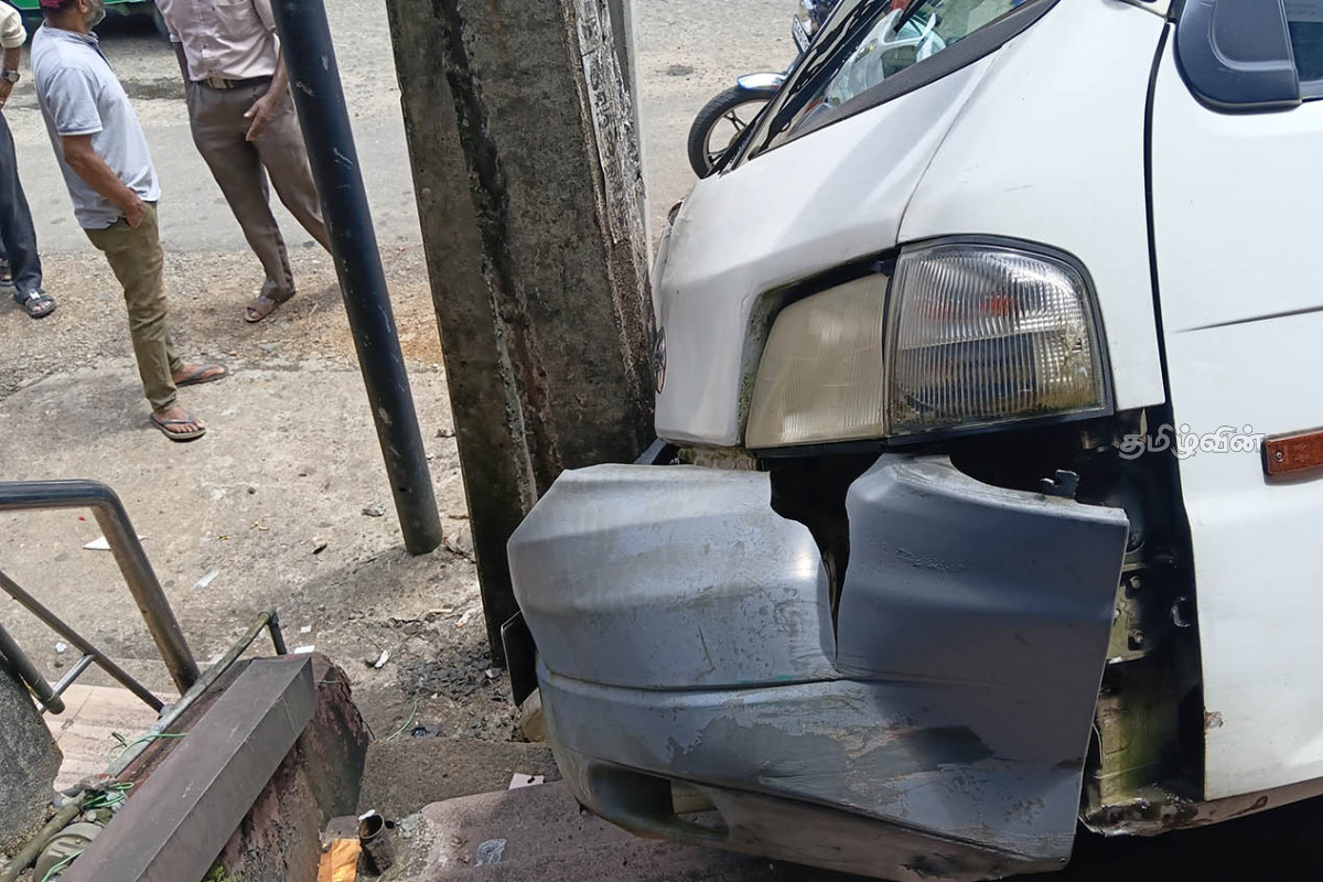 ஹட்டன் நகரில் விபத்திற்கு உள்ளான சிறிய ரக லொறி | Accident At Hatton