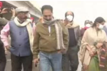 டெல்லியில் போராடும் விவசாயிகளை சந்திக்க சென்ற கனிமொழியை தடுத்து நிறுத்திய போலீஸ்!