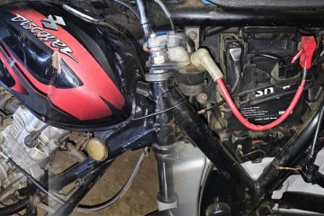 யாழில் வீதியால் சென்ற குடும்பஸ்தரின் மோட்டார் சைக்கிள் மீது தாக்குதல்