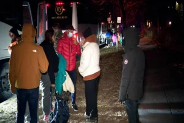 அமெரிக்காவில் துணை ஜனாதிபதியின் வீட்டின் முன் அகதிகளை தங்கவைத்த கவர்னர்!