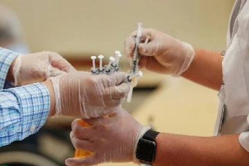 காய்ச்சலுக்கான ஊசிக்கு பதிலாக சிறுவர்களுக்கு கொரோனா தடுப்பூசி: குமுறும் பெற்றோர்