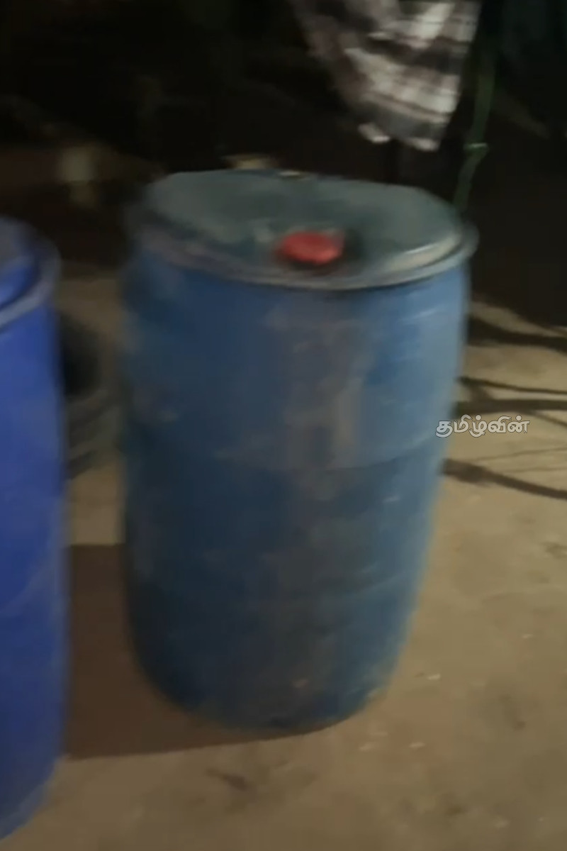 1220 லீட்டர் பெட்ரோலைப் பதுக்கி வைத்திருந்த இலங்கையர்! கையும் களவுமாக சிக்கினார்.. | Petrol Diesel Price In Sri Lanka 1220 லீட்டர் பெட்ரோலைப் பதுக்கி வைத்திருந்த இலங்கையர்! கையும் களவுமாக சிக்கினார்.. | Petrol Diesel Price In Sri Lanka