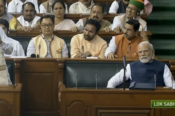 நம்பிக்கை இல்லா தீர்மானம் - மக்களவை வந்தார் பிரதமர் மோடி