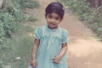 இந்த புகைப்படத்தில் இருக்கும் டாப் நடிகை யார் தெரியுமா.. தெரிஞ்சா ஷாக் ஆகிடுவீங்க