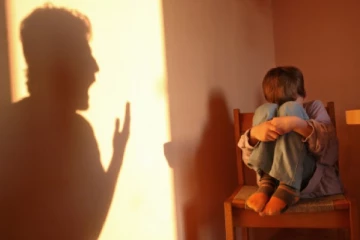 ටික් ටොක් බැලුවා කියලා තමන්ගෙම දරුවාට දුන් අමානුෂික දඬුවම නිසා පියා අත්අඩංගුවට - අතිශය සංවේදී දසුනක්